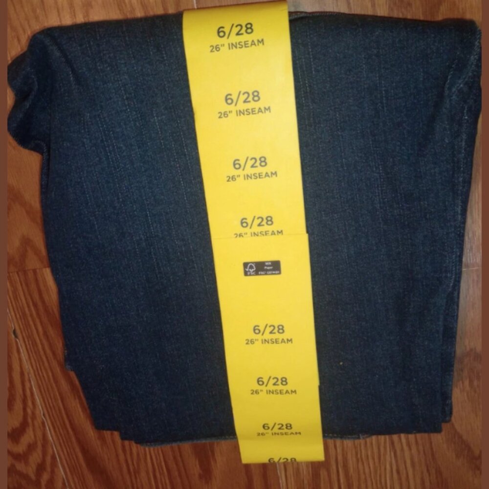 NWT Chaps Women’s Crop Kick Jeans Size 6 / 28 Blue Denim Mid Rise - Picture 2 of 4